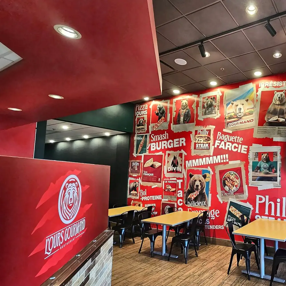 La murale d'affiches collées : Smash burger, Baguette farcie, Philly steak, avec des ours à chaque coin.